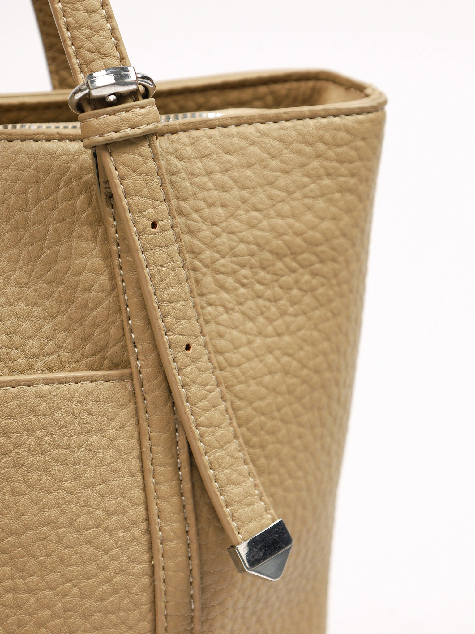 Сумка-тоут с карманом на кнопке и декоративным платком в ассортименте